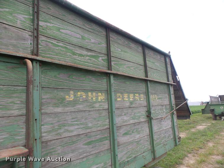 image for item DB5819 John Deere 112 silage wagon