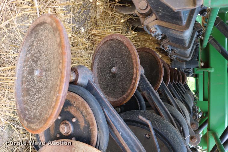 image for item DB9283 2001 John Deere 1560 no-till split row grain drill