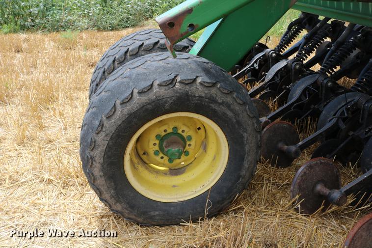 image for item DB9283 2001 John Deere 1560 no-till split row grain drill