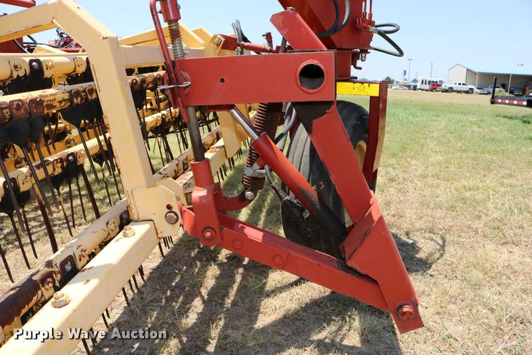 image for item DB9324 2004 New Holland 216 hay rake