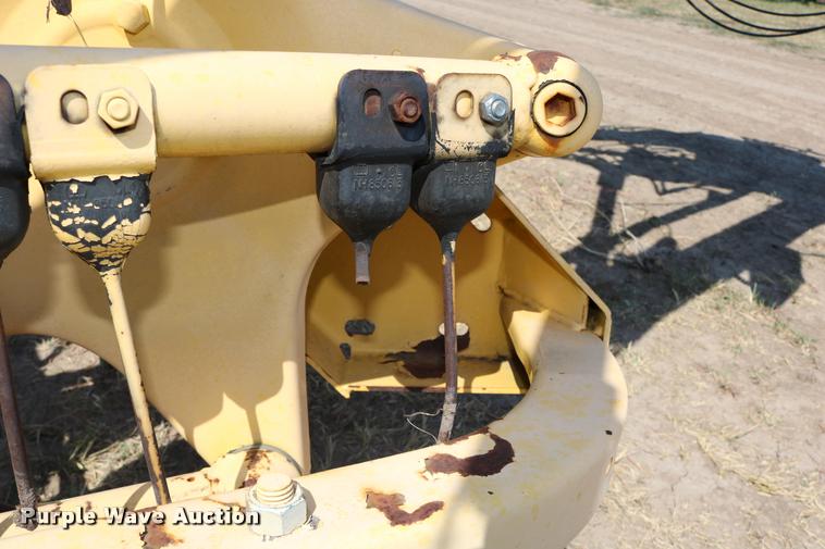 image for item DB9324 2004 New Holland 216 hay rake