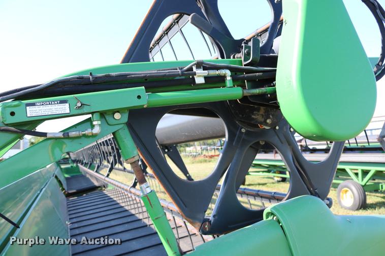 image for item DB9348 2006 John Deere 936D draper head