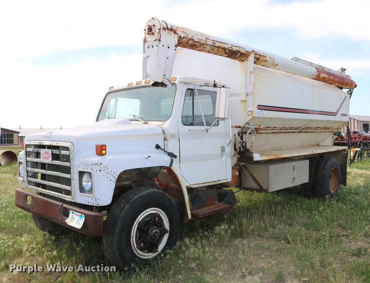 image for item DB9373 1980 International 1854 feed truck