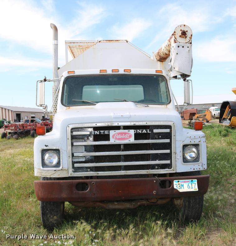 image for item DB9373 1980 International 1854 feed truck