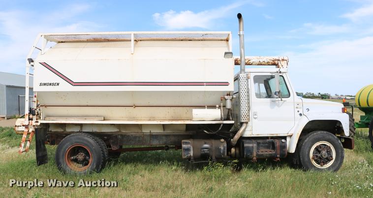 image for item DB9373 1980 International 1854 feed truck