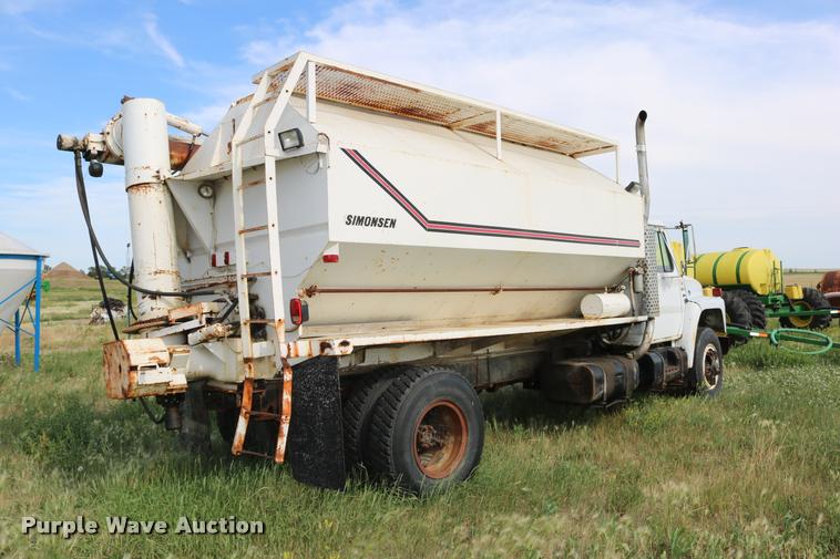 image for item DB9373 1980 International 1854 feed truck