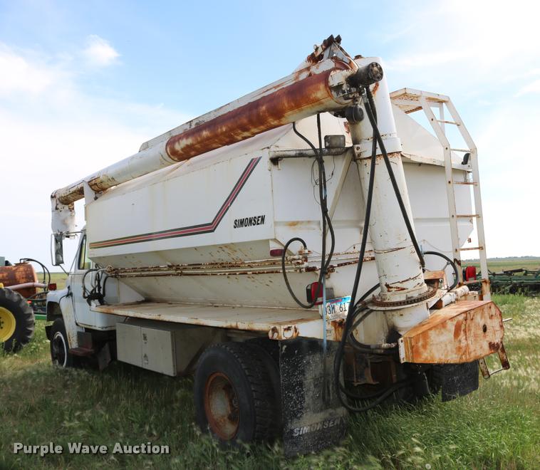 image for item DB9373 1980 International 1854 feed truck