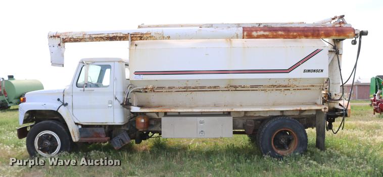 image for item DB9373 1980 International 1854 feed truck