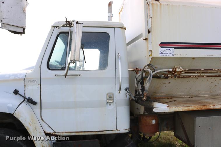 image for item DB9373 1980 International 1854 feed truck