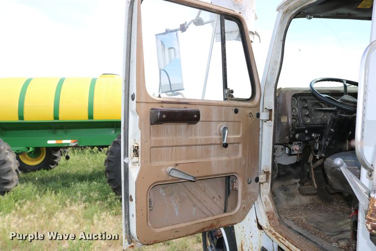 image for item DB9373 1980 International 1854 feed truck