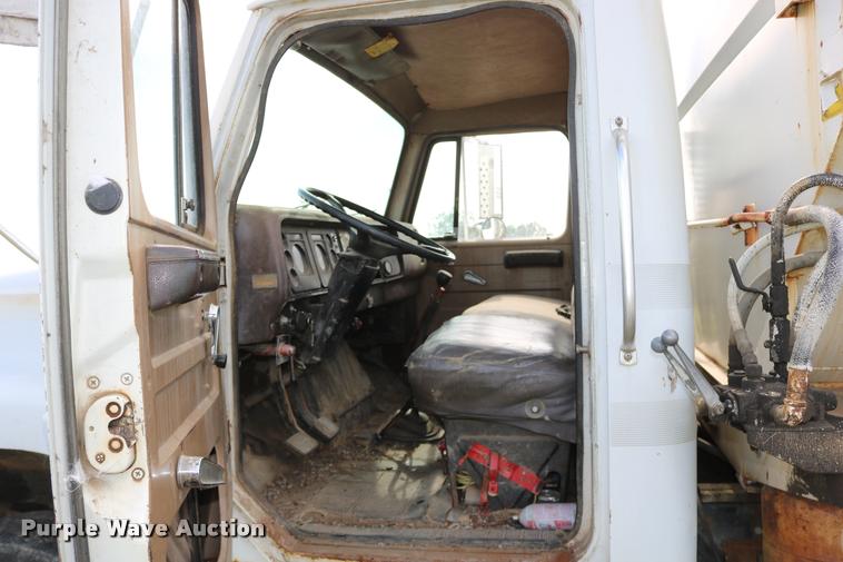 image for item DB9373 1980 International 1854 feed truck