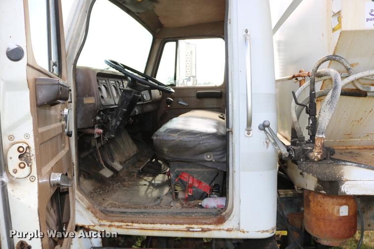 image for item DB9373 1980 International 1854 feed truck