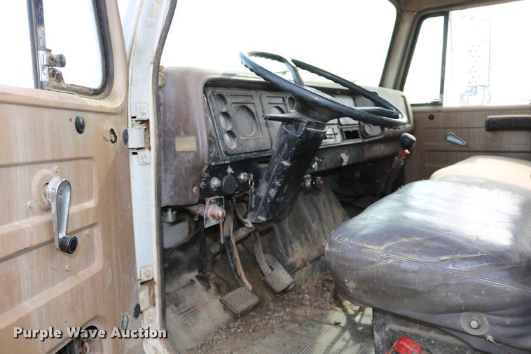 image for item DB9373 1980 International 1854 feed truck