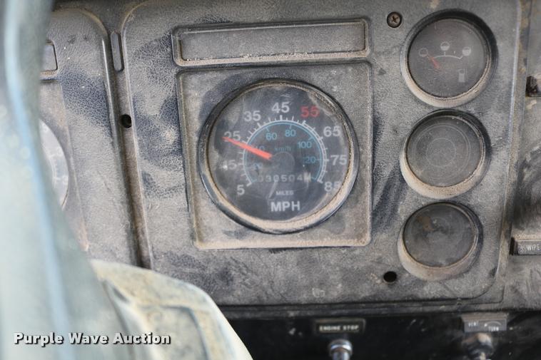 image for item DB9373 1980 International 1854 feed truck