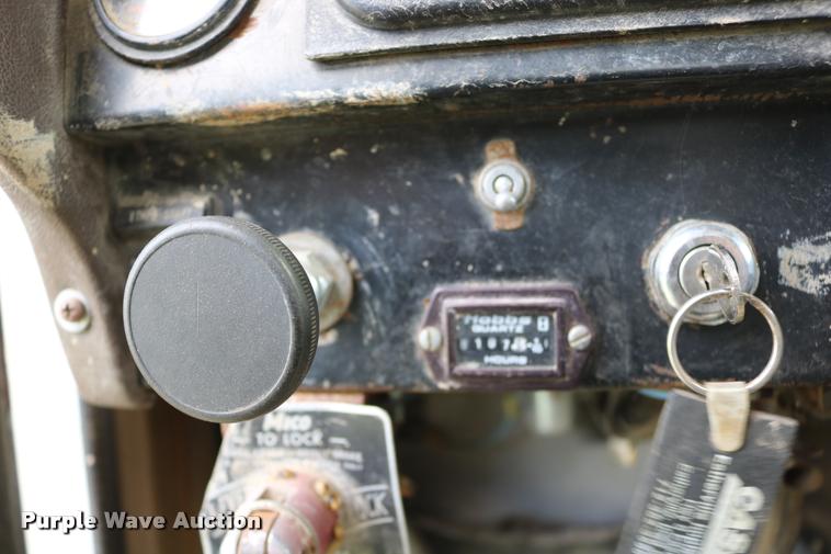 image for item DB9373 1980 International 1854 feed truck