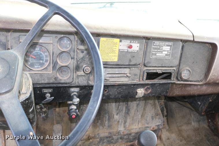 image for item DB9373 1980 International 1854 feed truck