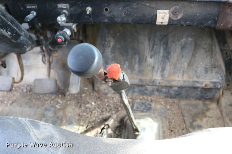 image for item DB9373 1980 International 1854 feed truck