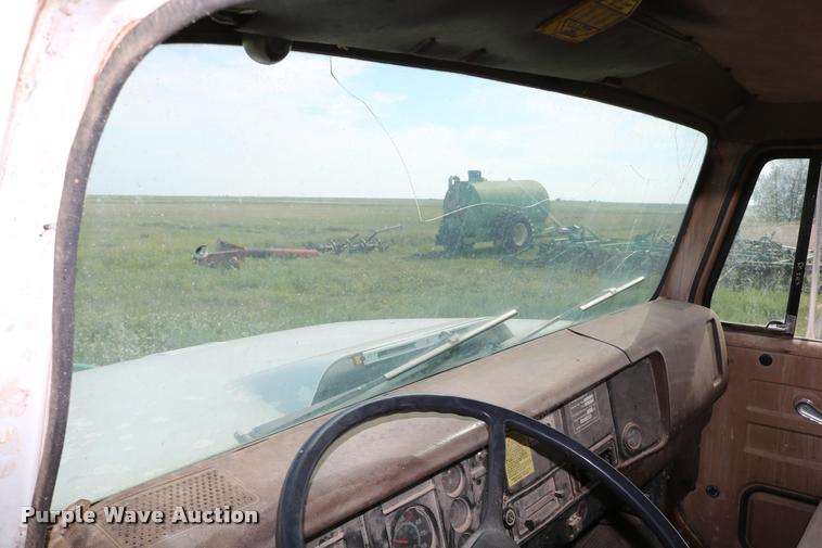 image for item DB9373 1980 International 1854 feed truck