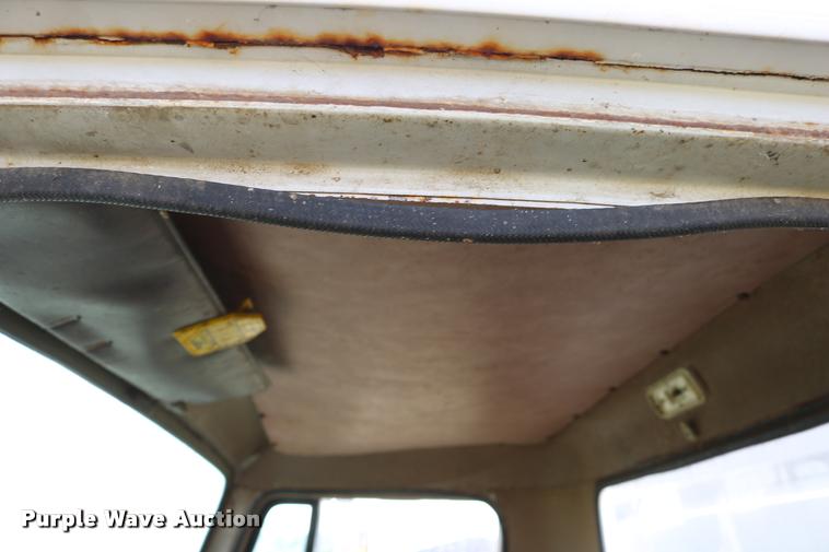 image for item DB9373 1980 International 1854 feed truck