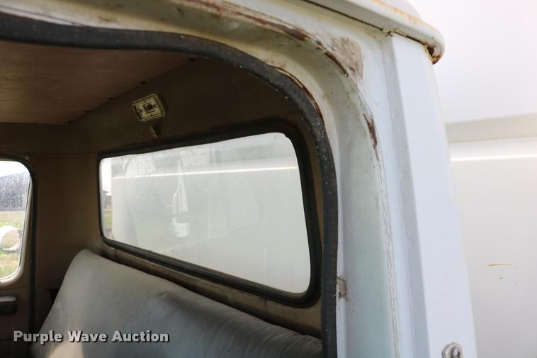 image for item DB9373 1980 International 1854 feed truck