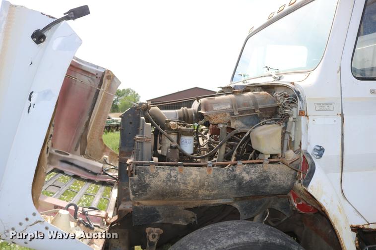 image for item DB9373 1980 International 1854 feed truck