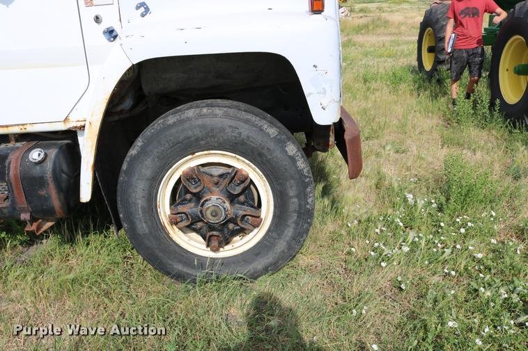 image for item DB9373 1980 International 1854 feed truck