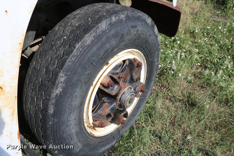 image for item DB9373 1980 International 1854 feed truck