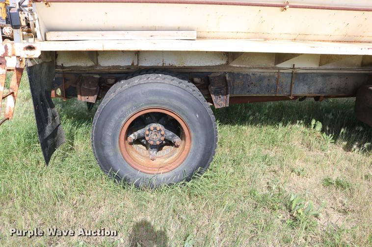 image for item DB9373 1980 International 1854 feed truck