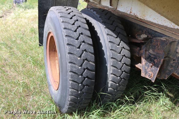 image for item DB9373 1980 International 1854 feed truck