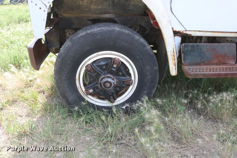 image for item DB9373 1980 International 1854 feed truck