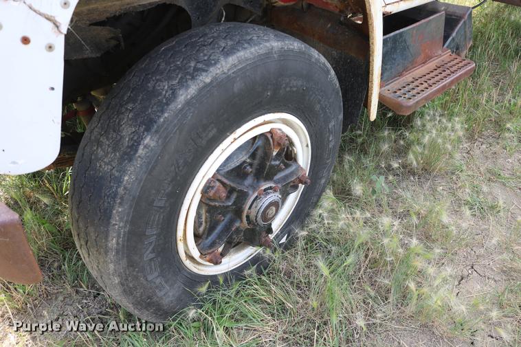 image for item DB9373 1980 International 1854 feed truck