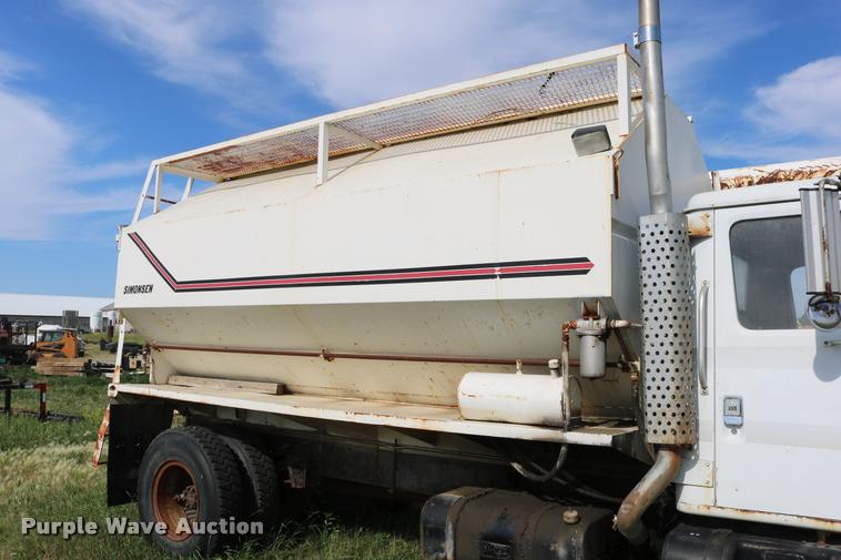 image for item DB9373 1980 International 1854 feed truck