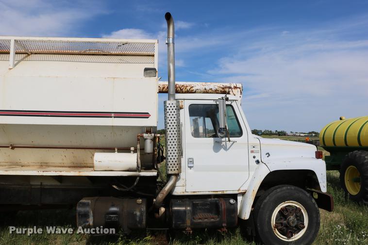 image for item DB9373 1980 International 1854 feed truck