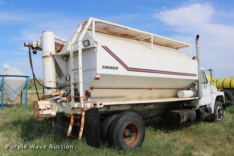image for item DB9373 1980 International 1854 feed truck