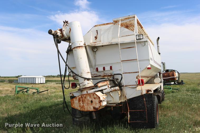 image for item DB9373 1980 International 1854 feed truck