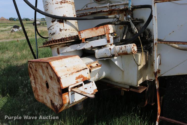 image for item DB9373 1980 International 1854 feed truck