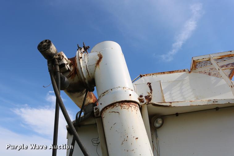 image for item DB9373 1980 International 1854 feed truck