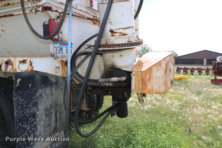 image for item DB9373 1980 International 1854 feed truck