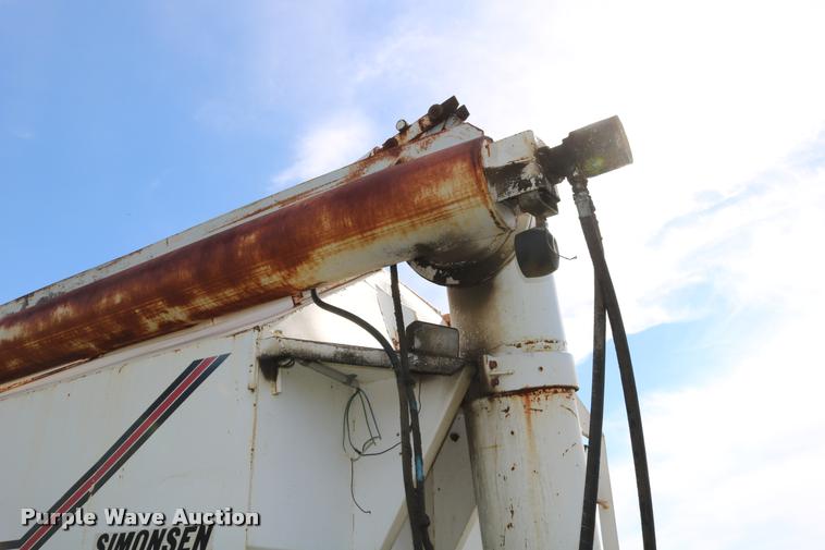 image for item DB9373 1980 International 1854 feed truck