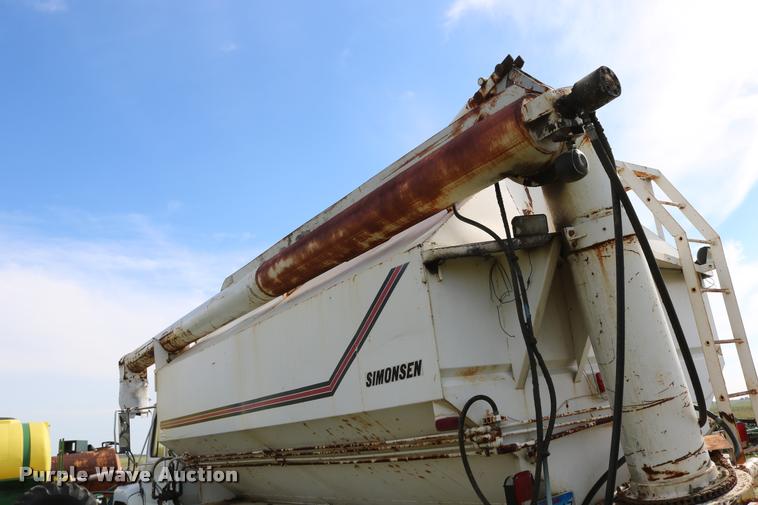 image for item DB9373 1980 International 1854 feed truck