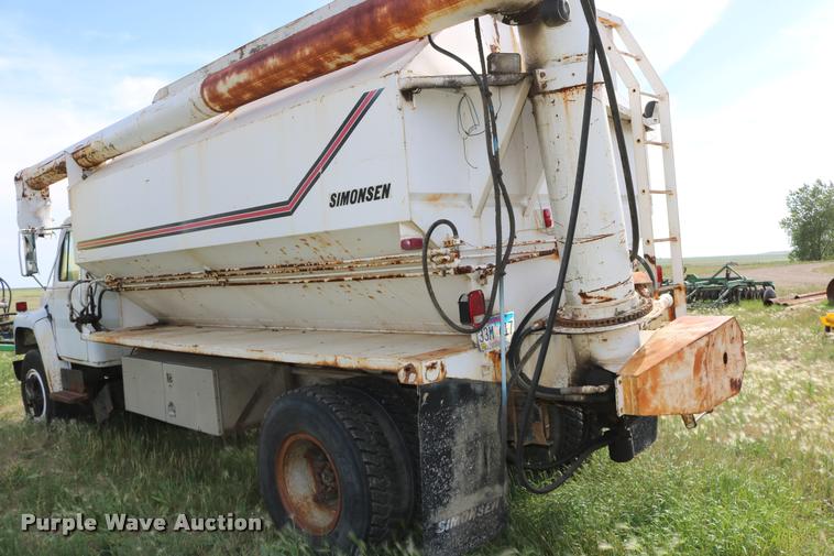 image for item DB9373 1980 International 1854 feed truck