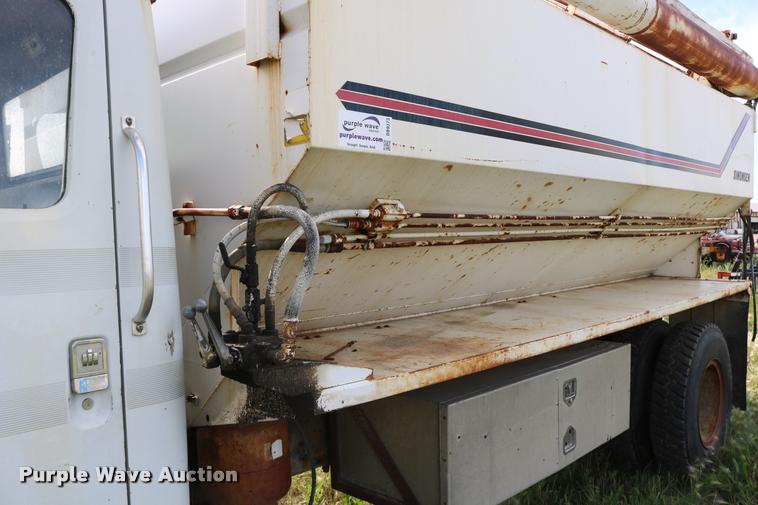 image for item DB9373 1980 International 1854 feed truck