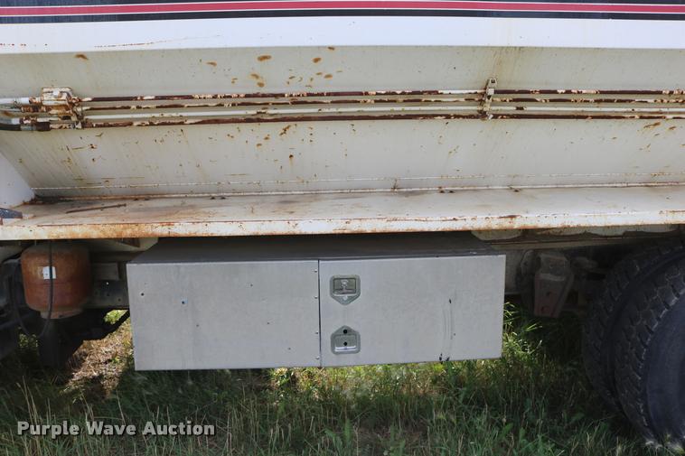 image for item DB9373 1980 International 1854 feed truck