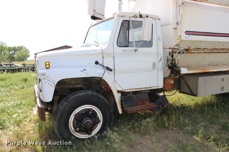 image for item DB9373 1980 International 1854 feed truck