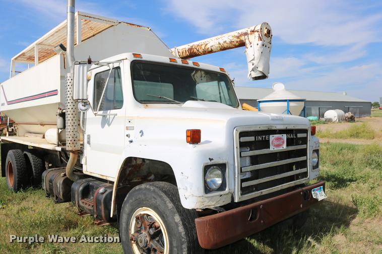 image for item DB9373 1980 International 1854 feed truck