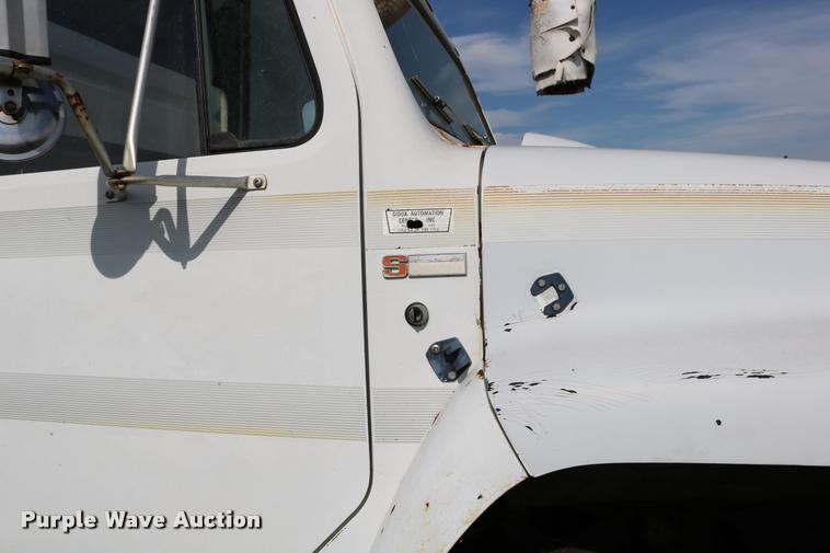 image for item DB9373 1980 International 1854 feed truck