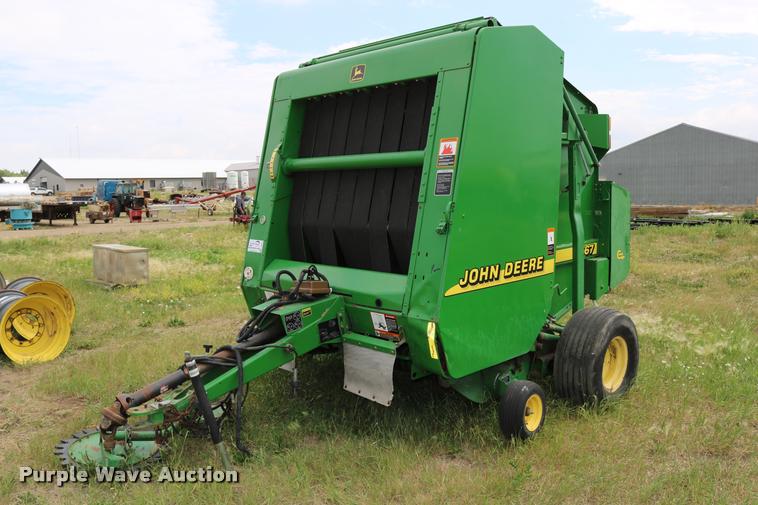 image for item DB9377 2001 John Deere 567 round baler