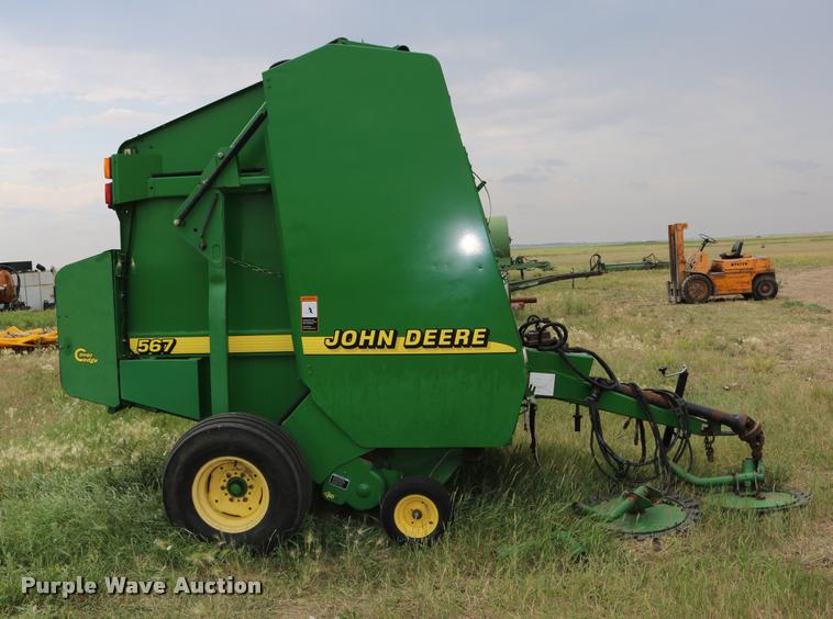 image for item DB9377 2001 John Deere 567 round baler