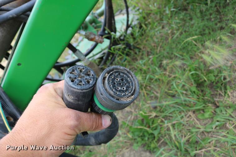 image for item DB9377 2001 John Deere 567 round baler