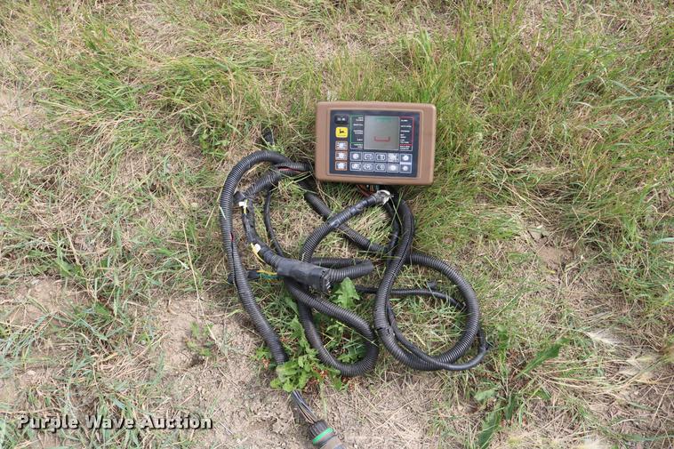 image for item DB9377 2001 John Deere 567 round baler